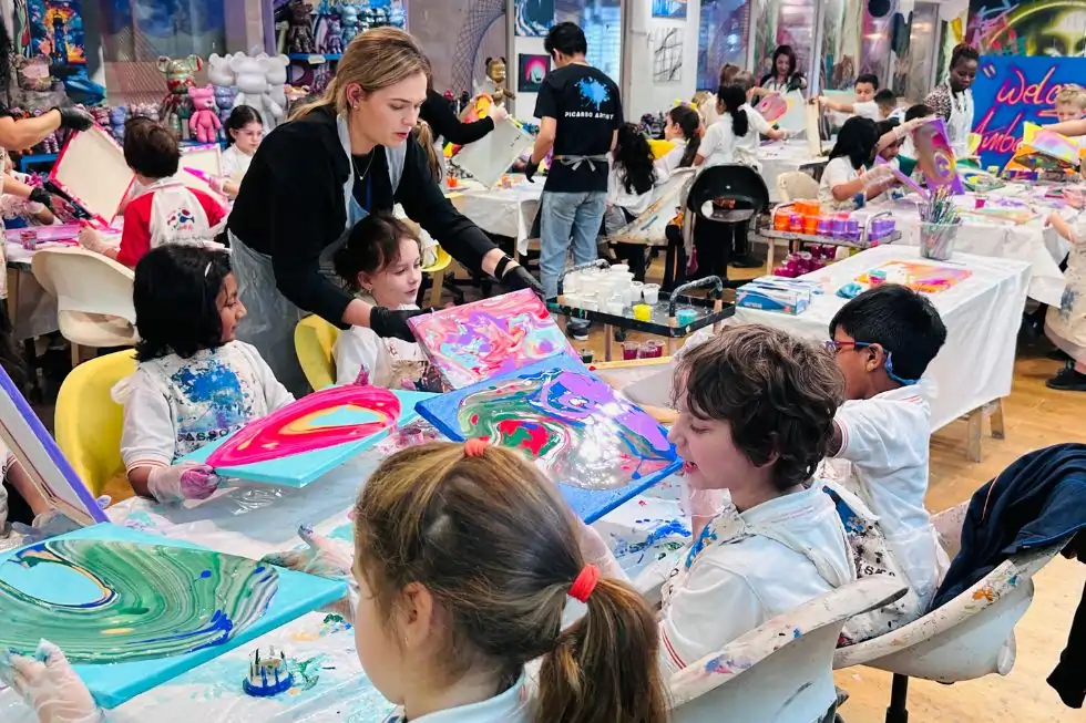 kids fluid art school trip